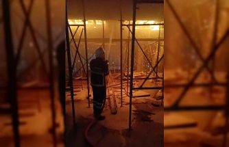 İnşaat halindeki binanın çatısında korkutan yangın