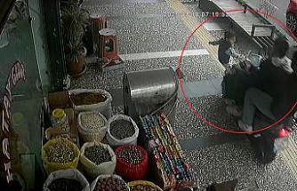 İş yerinden fırlayan 5 yaşındaki çocuğun ölümden döndüğü kaza anları güvenlik kamerasına yansıdı