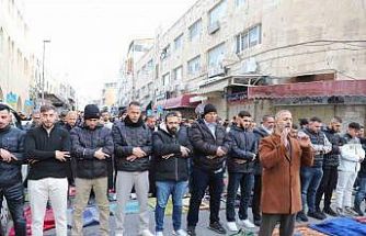 İşgal altındaki Doğu Kudüs’te Müslümanlar, bayram namazını sokakta kıldı