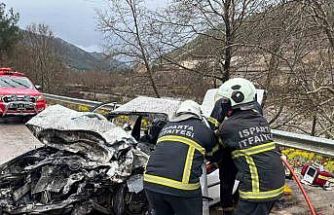 Isparta-Antalya kara yolunda feci kaza: 2 ölü, 4 yaralı