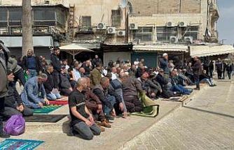 İsrail, Mescid-i Aksa’yı Ramazan’ın son cumasında kapattı, Kudüslüler sokaklarda cuma namazını kıldı