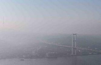 İstanbul güne sisle uyandı: Edirnekapı’da sis bulutları arasında dalgalanan Türk Bayrağı görsel şölen sundu