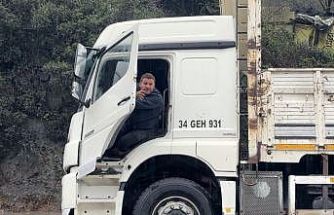 İstanbul’da kamyon sürücüsü göle dönen yolda mahsur kaldı