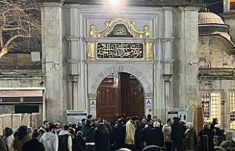 İstanbul’da vatandaşlar Kadir Gecesi’nde Eyüpsultan Camii’ne akın etti