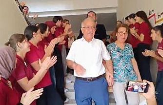 ‘İyi ki gençlere hizmet etmişim’ diyen 42 yıllık öğretmen, mesleğine öğrencilerinin alkışları içerisinde veda etti