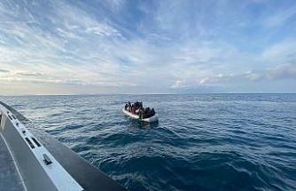 İzmir açıklarında 37 düzensiz göçmen yakalandı, 42 göçmen kurtarıldı