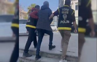 İzmir’de 15 yıldır aranan şüpheli sahte kimlikle yakalandı