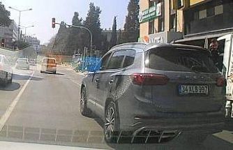 İzmir’de kural tanımaz sürücü araç kamerasına yansıdı
