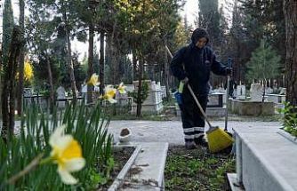 İzmir’de mezarlıklar Ramazan Bayramı’na hazırlanıyor