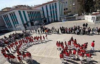 İzmir’de öğrenciler İstiklal Marşı’nı işaret diliyle okudu