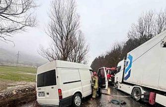 İzmir’de otomobil ile tır çarpıştı: 2 yaralı