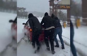 İzmir’in yüksek kesimlerine bayramda kar yağdı