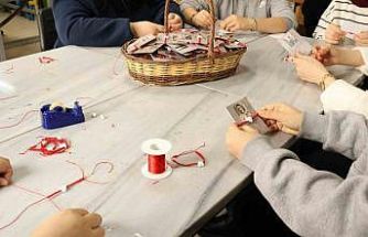 İzmit Beyaz Kalpler öğrencilerinden kadın personele el emeği 8 Mart sürprizi