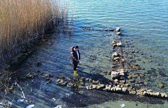 İznik Gölü’nde sular çekildi...Bir tarihi eser günyüzüne çıktı