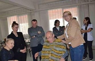 Kadın doktorlardan yaşlılara sıcacık dokunuş