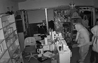 Kadın kılığına girseler de polisten kaçamadılar