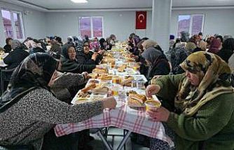 Kadınlar dinleniyor, tüm köylü Ramazan boyunca aynı sofrada buluşuyor