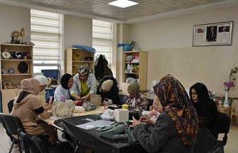 Kadınlar hem öğreniyor hem aile bütçesine katkı sağlıyor