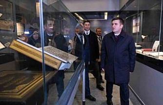 Kadir Gecesi’nde kutsal emanetlerin sergilendiği külliyeye yoğun ilgi