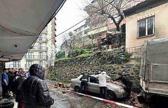 Kağıthane’de bahçe duvarı aracın üzerine devrildi