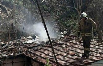 Kağıthane’de korkutan gecekondu yangını, evi yanan kadını mahalleli teselli etti
