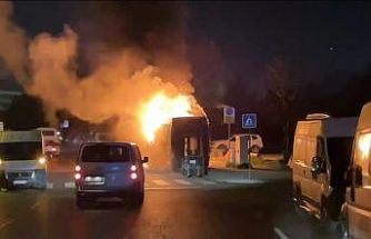 Kağıthane’de park halindeki midibüs alevlere teslim oldu