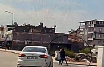 Kaldırımda yürüyen kadının boynundaki kolyeyi çalarak kaçtı