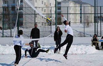 Kampüste kar voleybolu heyecanı