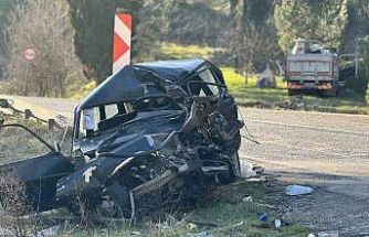 Kamyonla çarpışan otomobil demir yığınına döndü: 1 ölü, 5 yaralı