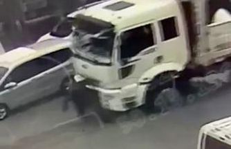 Kamyonun çarptığı yaşlı adam ağır yaralandı