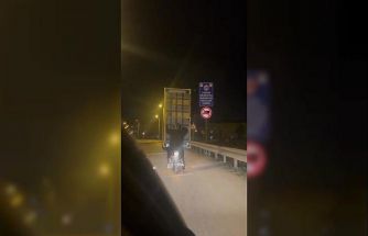 Kanepeyi motosikletle taşıdılar