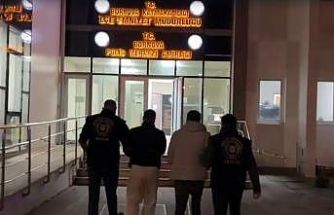 Kapıyı ’polisiz’ diyerek açtırdılar, silahla vurup 550 bin lira parayı çaldılar