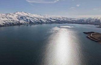 Kar, güneş ve maviliğin buluştuğu Hazar Gölü mest etti