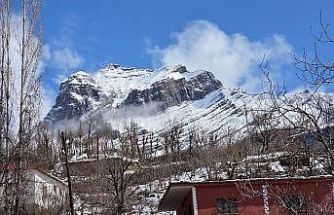 Kar kütlesi şelale gibi aktı