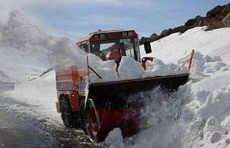 Kar ve tipi nedeniyle 4 aydır ulaşıma kapanan yol açılıyor