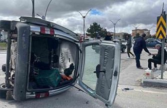 Karaman’da otomobille çarpışan hafif ticari aracın devrilmesi kameraya yansıdı: 2 yaralı