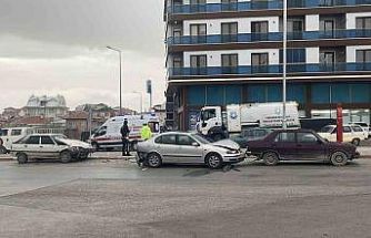 Karaman’da üç aracın karıştığı zincirleme kazada 1 kişi yaralandı