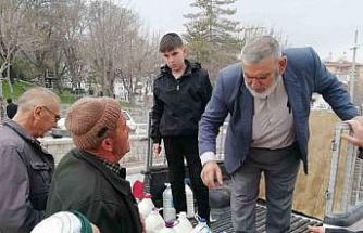 Karapınar’da gönülleri ısıtan dayanışma: 20 ton sütü ücretsiz dağıttı