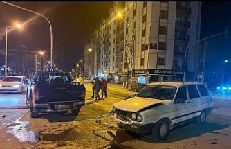 Karapınar’da kamyonet ile otomobil çarpıştı: 1 yaralı