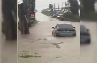 Karataş’ta sağanak hayatı felç etti: Yollar ve tarlalar göle döndü