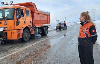 Karayollarına kadın eli: En zor şartlarda sahada