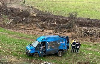 Kargo aracı takla attı: 2 yaralı