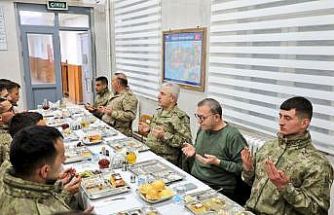 Kars Valisi Polat, iftarını sınırda Mehmetçik ile açtı