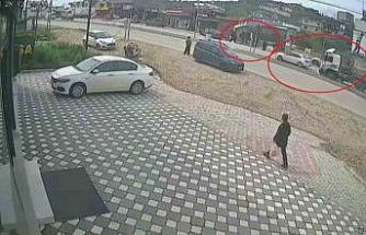 Karşıdan karşıya geçmek isteyen öğrencilere çarpmamak için sola manevra yapan iş makinesi yüklü tır sürücüsünün faciayı önlediği anlar kamerada