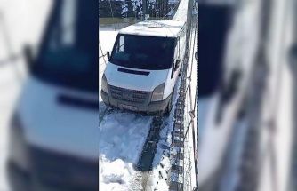Kars’ta asma köprüde minibüs mahsur kaldı