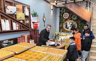 Kars’ta bayram öncesi tatlıcılar yoğun mesai yapıyor