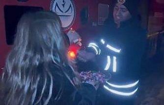 Kars’ta ilginç olay: Anahtar kapının üzerinde unutuldu, İtfaiye camdan girip kapıyı açtı