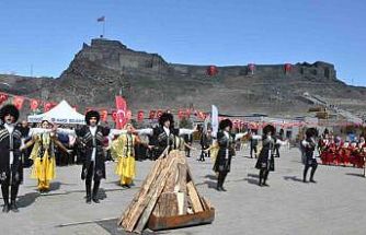 Kars’ta Nevruz coşkusu: Ateş yakıldı, halaylar çekildi