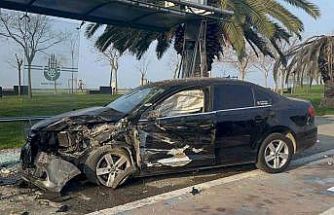 Kartal’da hafriyat kamyonuna çarpan araç durağa daldı: 2 yaralı