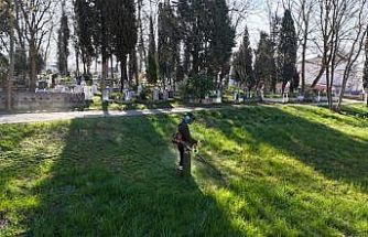 Kartepe’de bayram öncesi mezarlıklarda temizlik çalışması